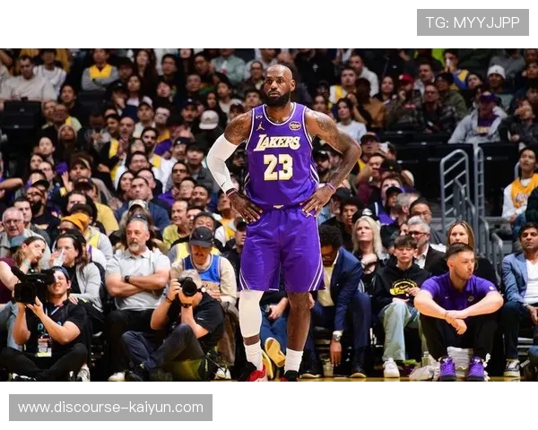 詹姆斯爆发湖人力克勇士重返西部前八引热议冲击季后赛席位再升温